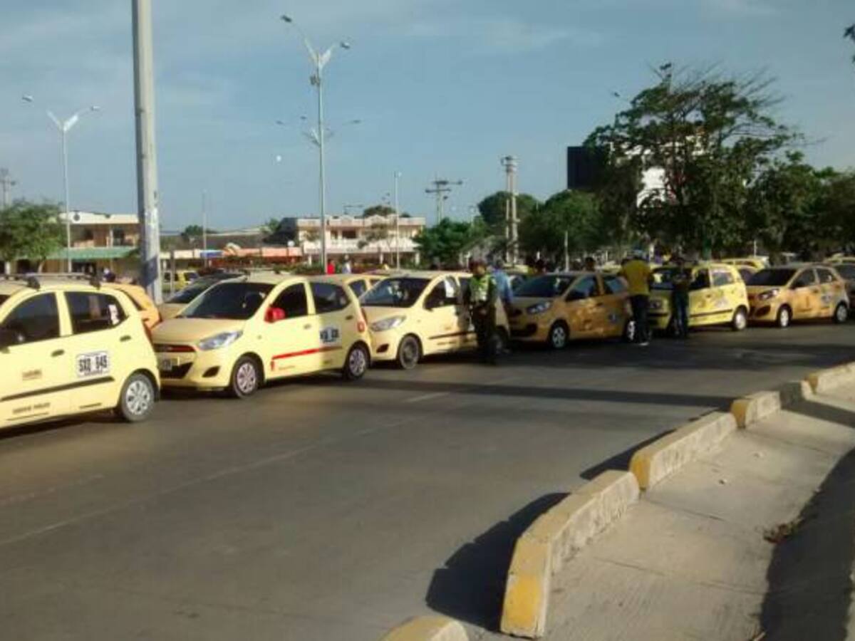 Taxistas protestan por aplicación Uber