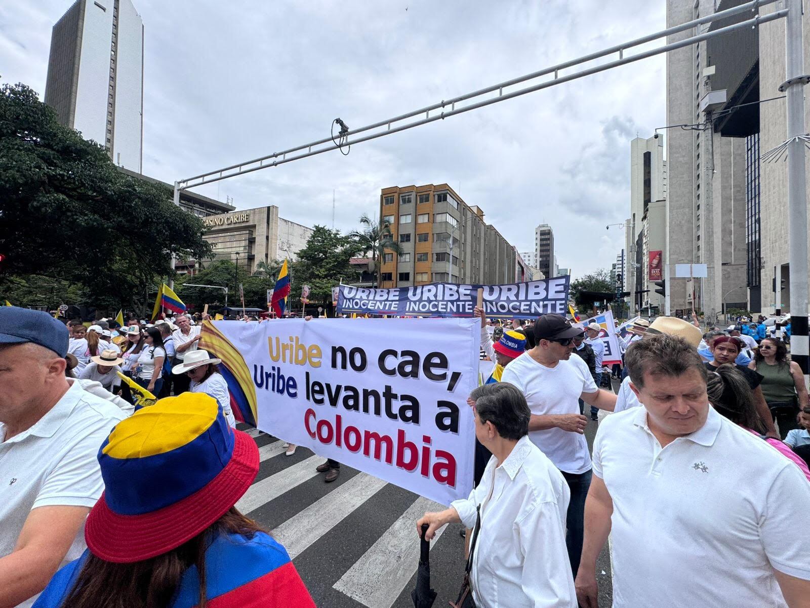 La concentración en apoyo al expresidente Uribe fue masiva en el Centro de Medellín. Foto: Caracol Radio.