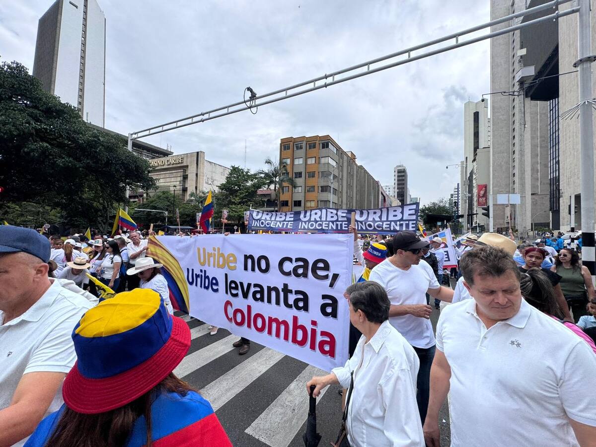 Así fue la masiva marcha de apoyo al expresidente Uribe en Medellín; su hijo Jerónimo asistió