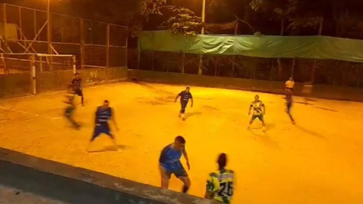 Balacera en cancha de fútbol dejó dos heridos