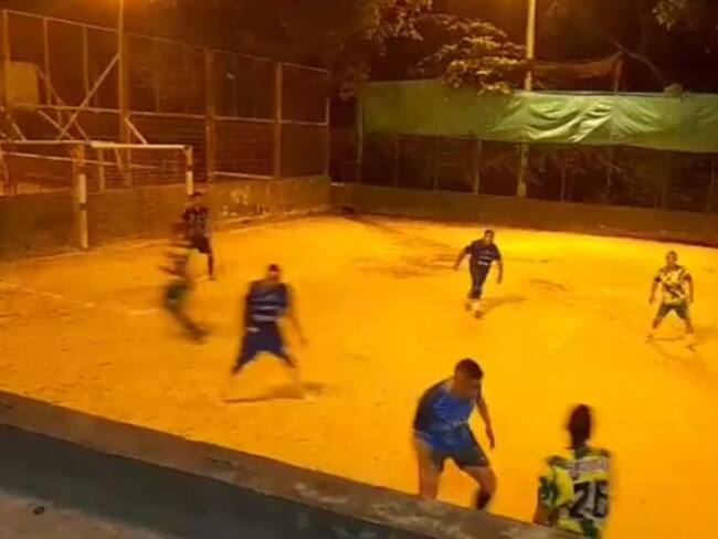 Balacera en cancha de fútbol dejó dos heridos