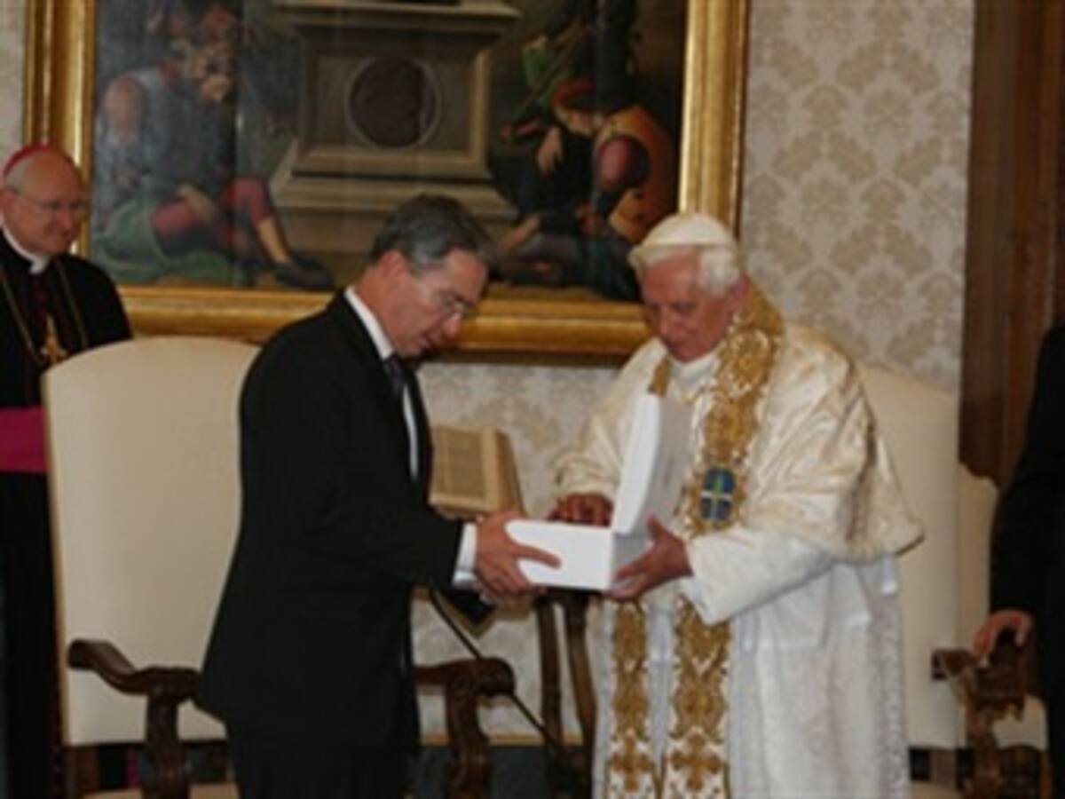 Termina gira por Italia: Uribe habló de paz con el Papa y de inversiones con Berlusconi
