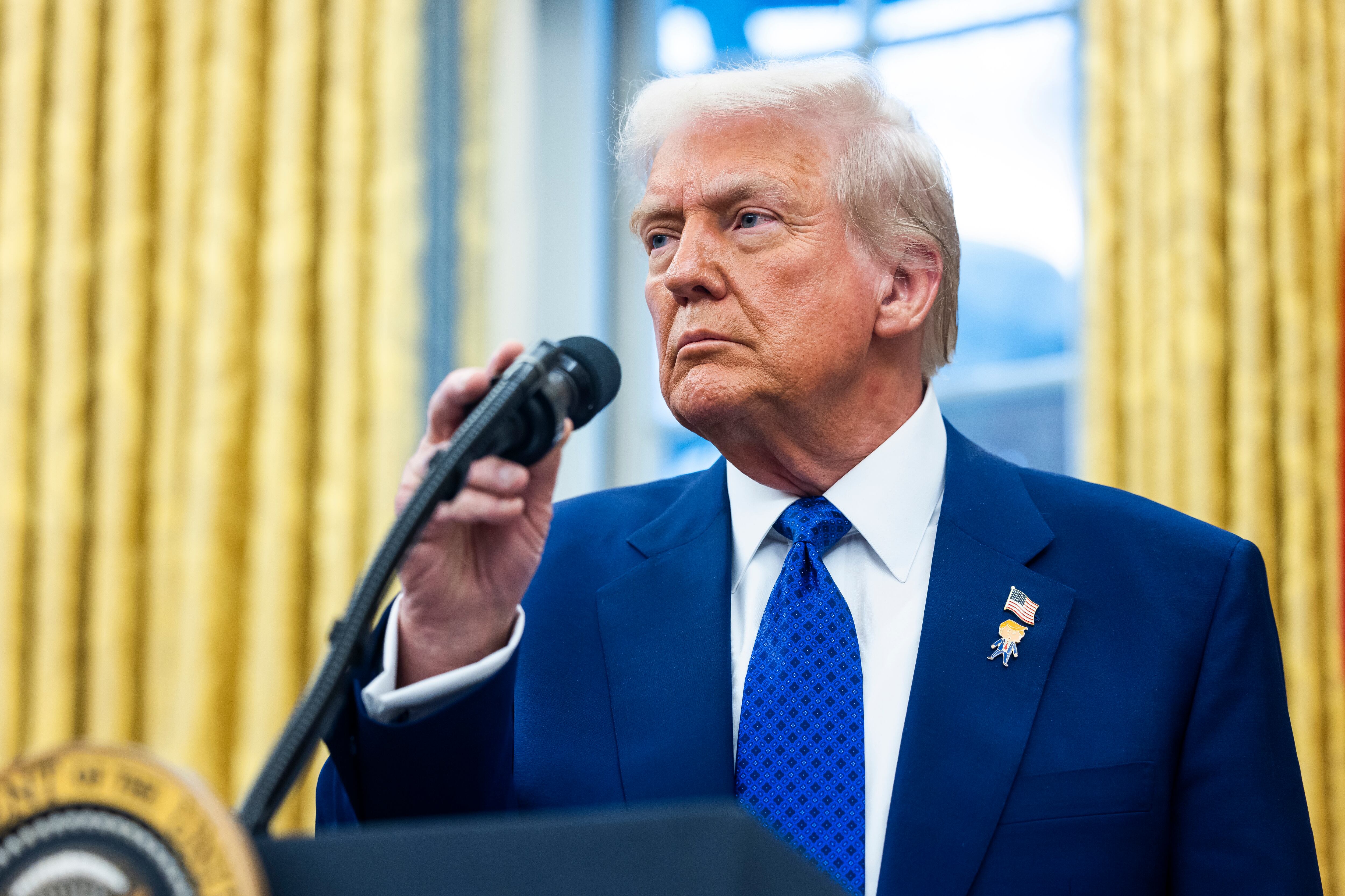 WASHINGTON (United States), 12/02/2025.- US President Donald Trump speaks to the media in the Oval Office of the White House in Washington, DC, USA, 12 February 2025. Trump spoke after the swearing in of his nominee for Director of National Intelligence Tulsi Gabbard. EFE/EPA/JIM LO SCALZO / POOL