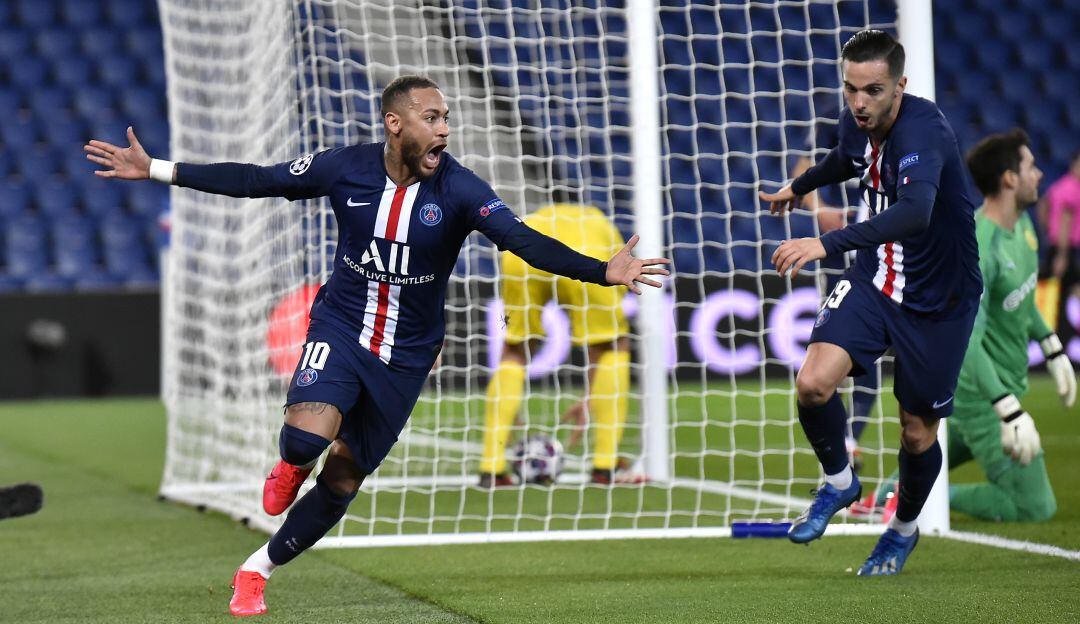 Neymar tras su anotación en el partido.