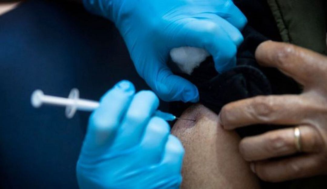 Adultos mayores no se estarían vacunando por temor a la vacuna