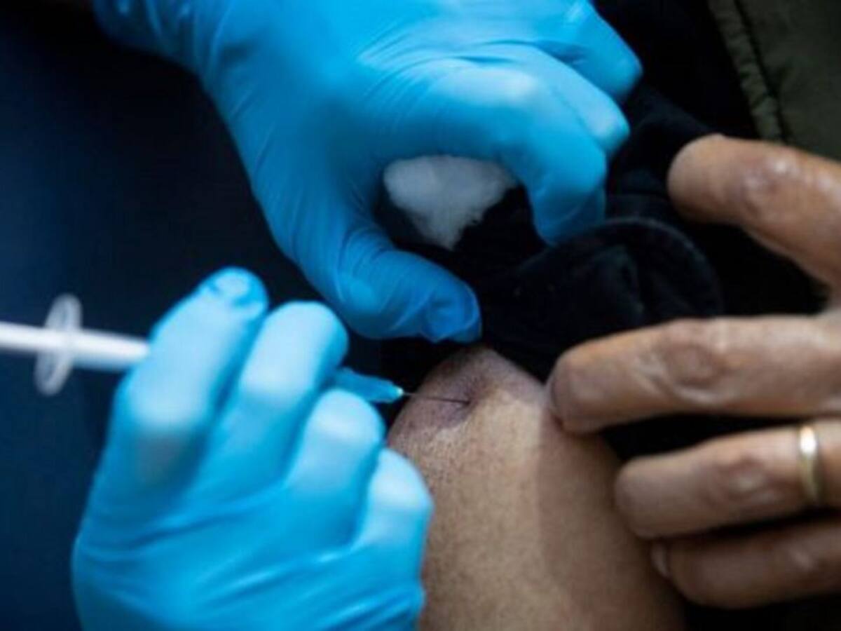 Adultos mayores no se estarían vacunando por temor a la vacuna