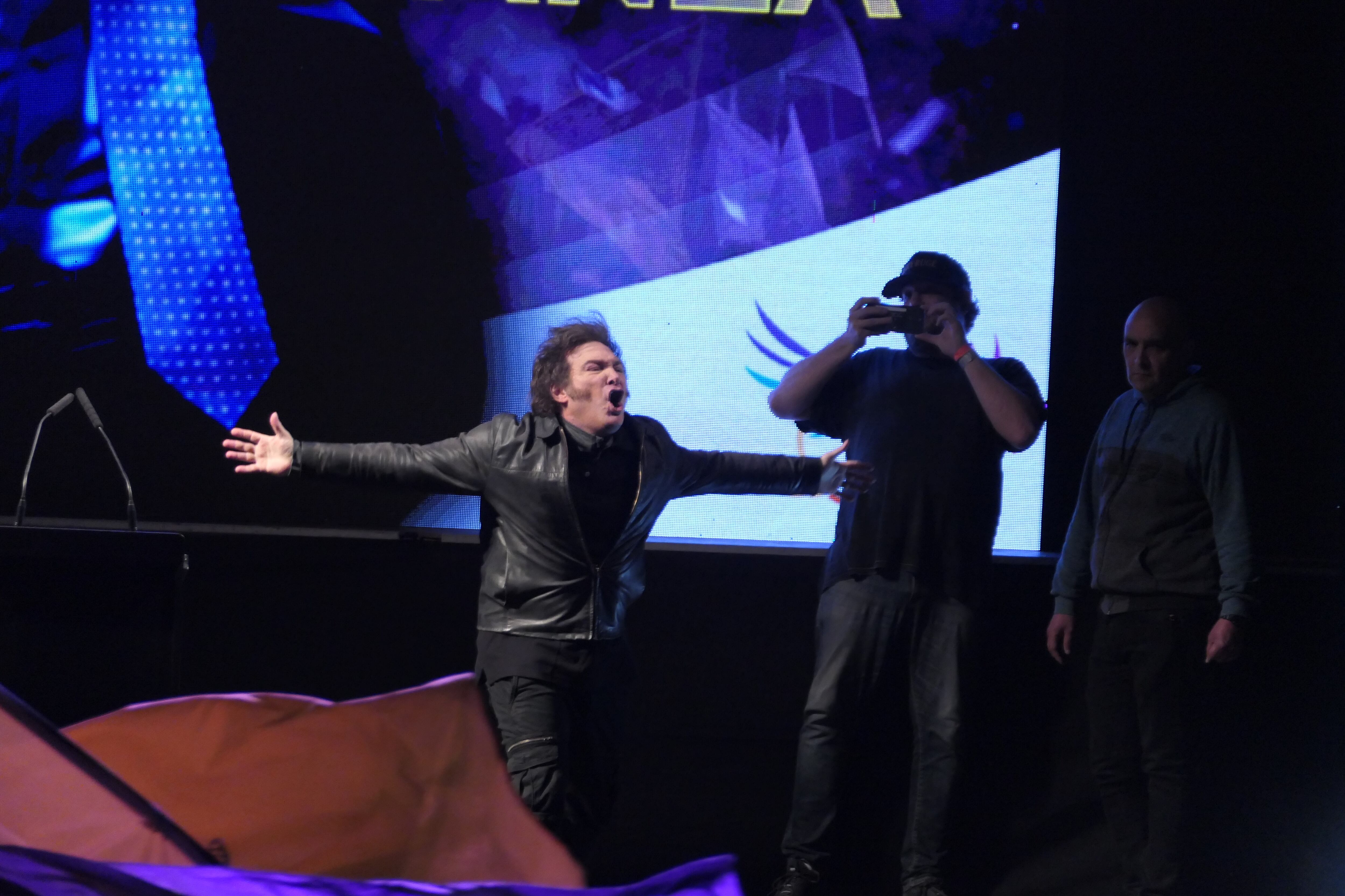 El presidente de Argentina, Javier Milei, canta durante un acto en el Parque Lezama, en Buenos Aires (Argentina).
 EFE/ Enrique García Medina