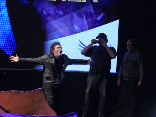 AME3536. BUENOS AIRES (ARGENTINA), 28/09/2024.- El presidente de Argentina, Javier Milei, canta durante un acto este sábado en el Parque Lezama, en Buenos Aires (Argentina). Javier Milei regresa como presidente de Argentina al Parque Lezama, de Buenos Aires, el lugar donde en 2021 lanzó una carrera política que le convirtió primero en diputado nacional y, dos años después, en jefe de Estado. EFE/ Enrique García Medina