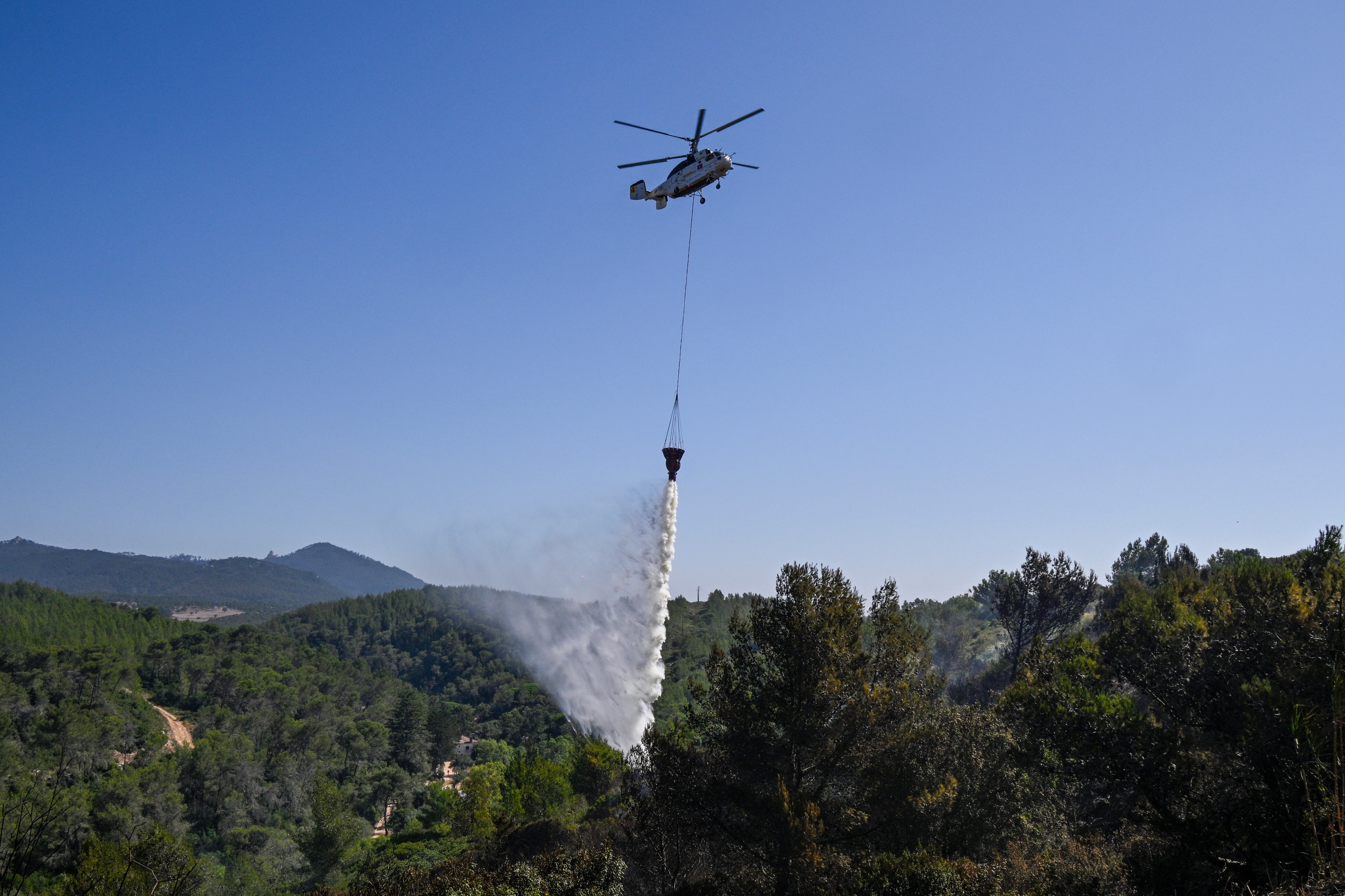 Atención y control de incendios en el centro de Portugal.
(foto: Horacio Villalobos#Corbis/Corbis via Getty Images)