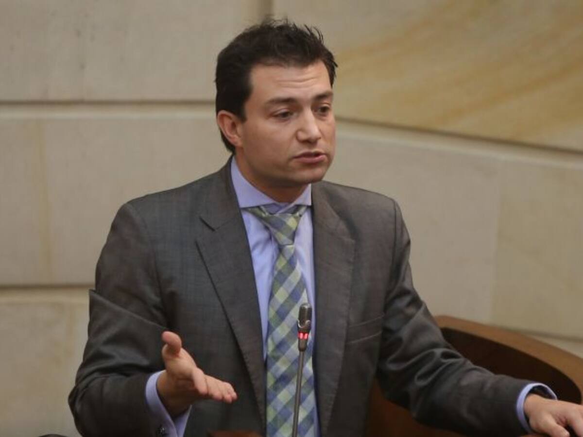 Contralor plantea unificación de política para apoyar a la mujer