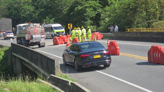 Habilitada la vía con paso restringido con pare y siga.