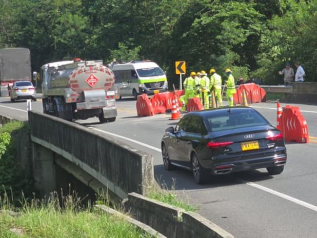 Habilitada la vía con paso restringido con pare y siga.