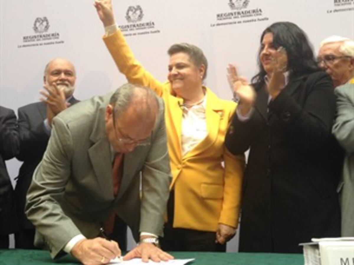 Clara López del Polo inscribió su candidatura presidencial