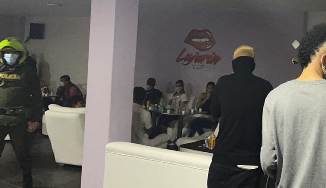 Al interior de la discoteca las personas estaban sin elementos de protección como tapabocas.