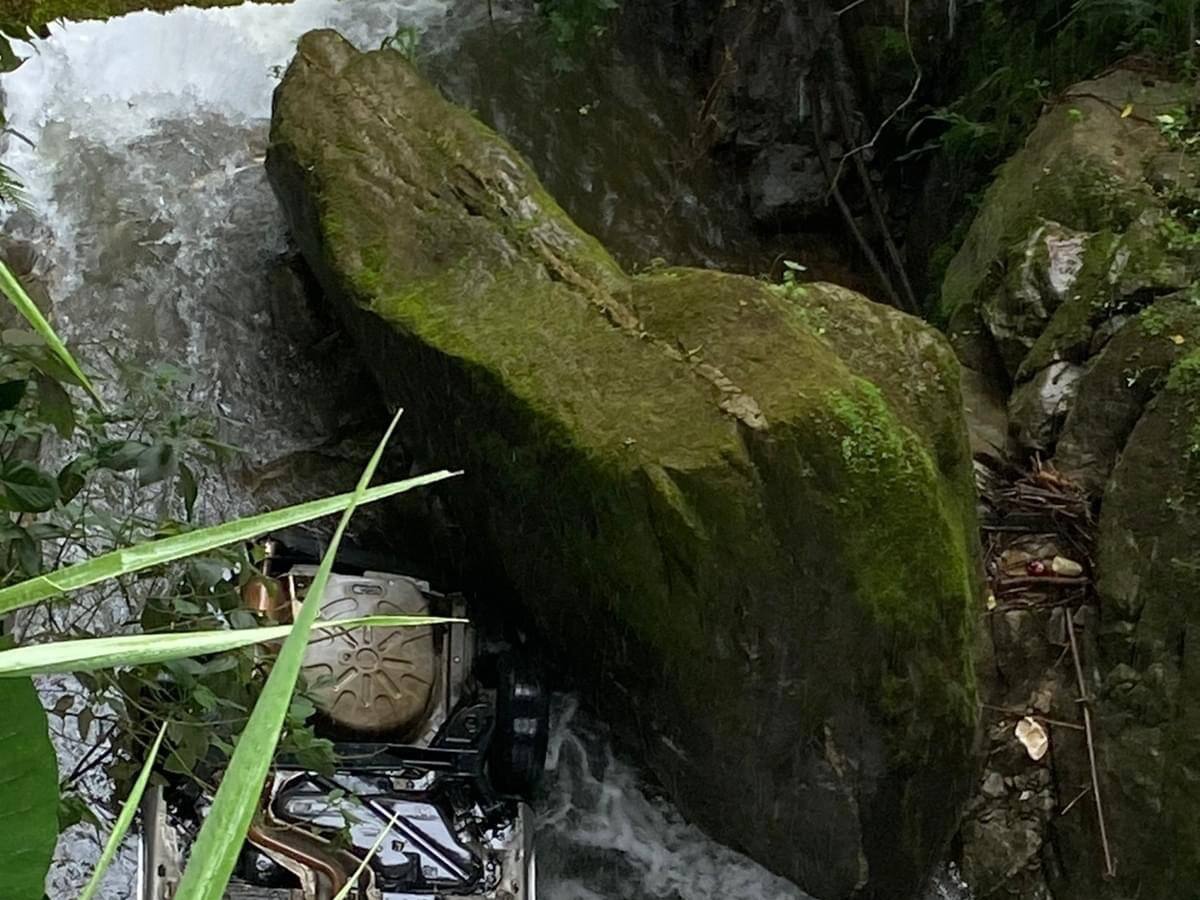 Dos personas perdieron la vida después de que su vehículo rodara por un abismo