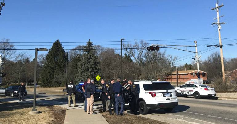Agentes de policía, este viernes en la Universidad Central de Michigan. 