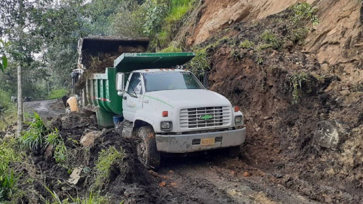 A toda máquina se trabaja para recuperar las vías de Caldas por las lluvias