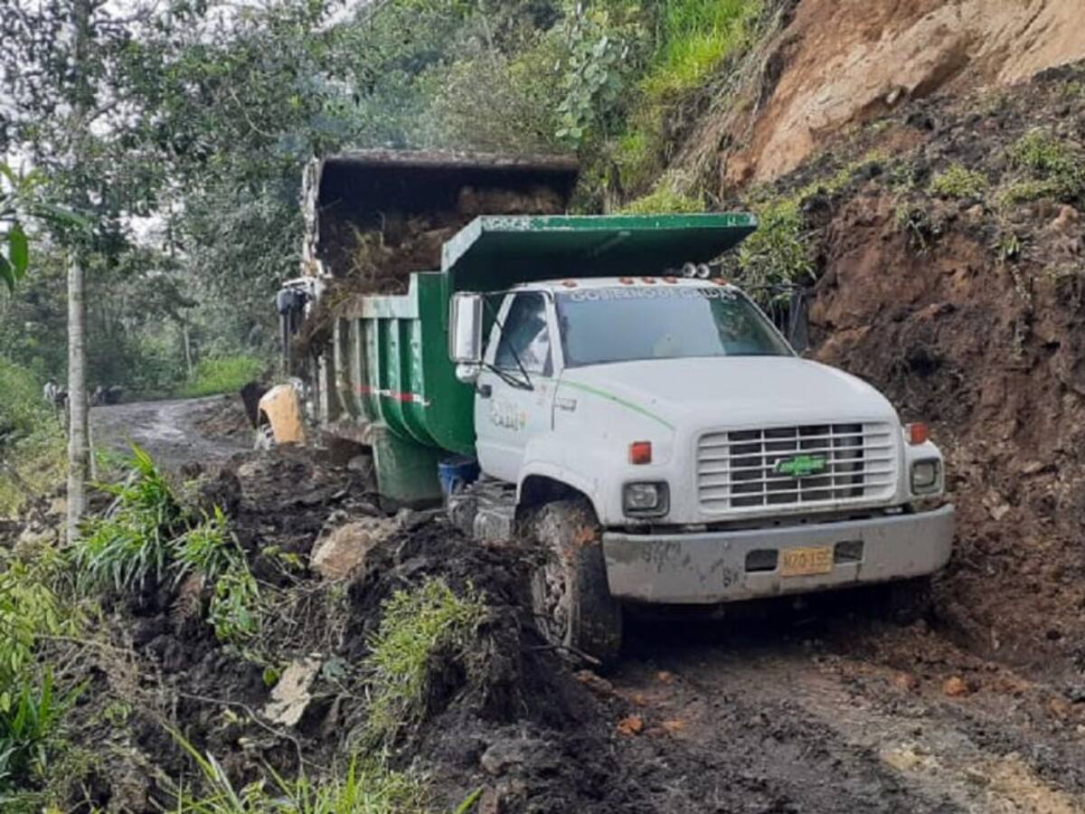 A toda máquina se trabaja para recuperar las vías de Caldas por las lluvias