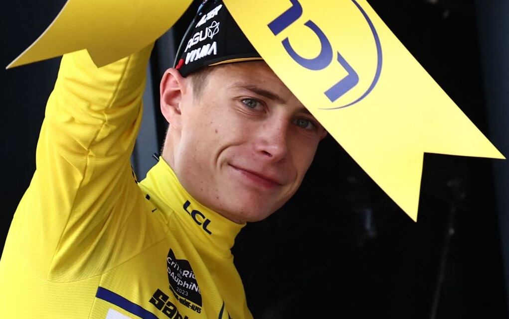 Jonas Vingegaard celebra su triunfo en la quinta etapa del Criterium del Dauphine (Photo by Anne-Christine POUJOULAT / AFP) (Photo by ANNE-CHRISTINE POUJOULAT/AFP via Getty Images)