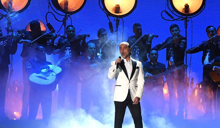 El polémico video de Alejandro Fernández en un concierto