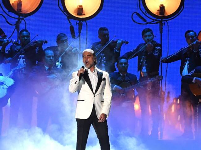 El polémico video de Alejandro Fernández en un concierto