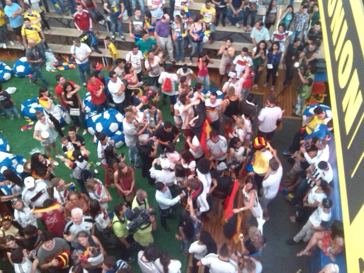 Con cornetas, banderas y cerveza la colonia alemana celebró el triunfo en el centro comercial Premium Plaza.