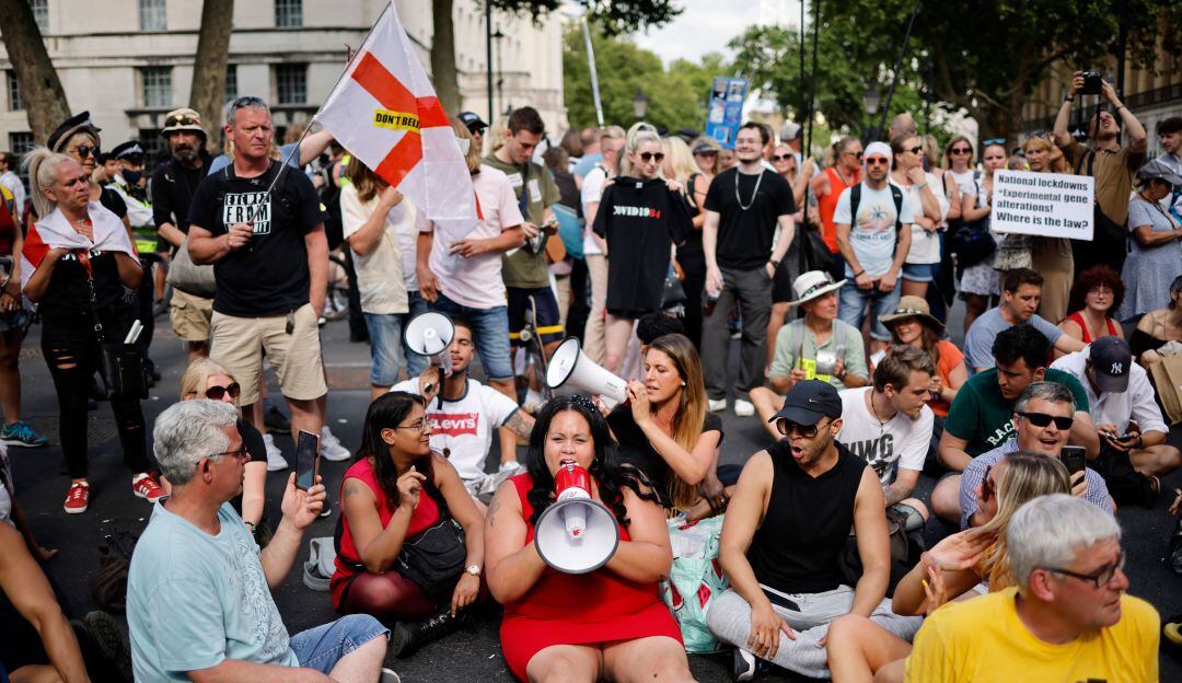 Protestas ciudadanas en rechazo al aplazamiento de la apertura en Inglaterra.