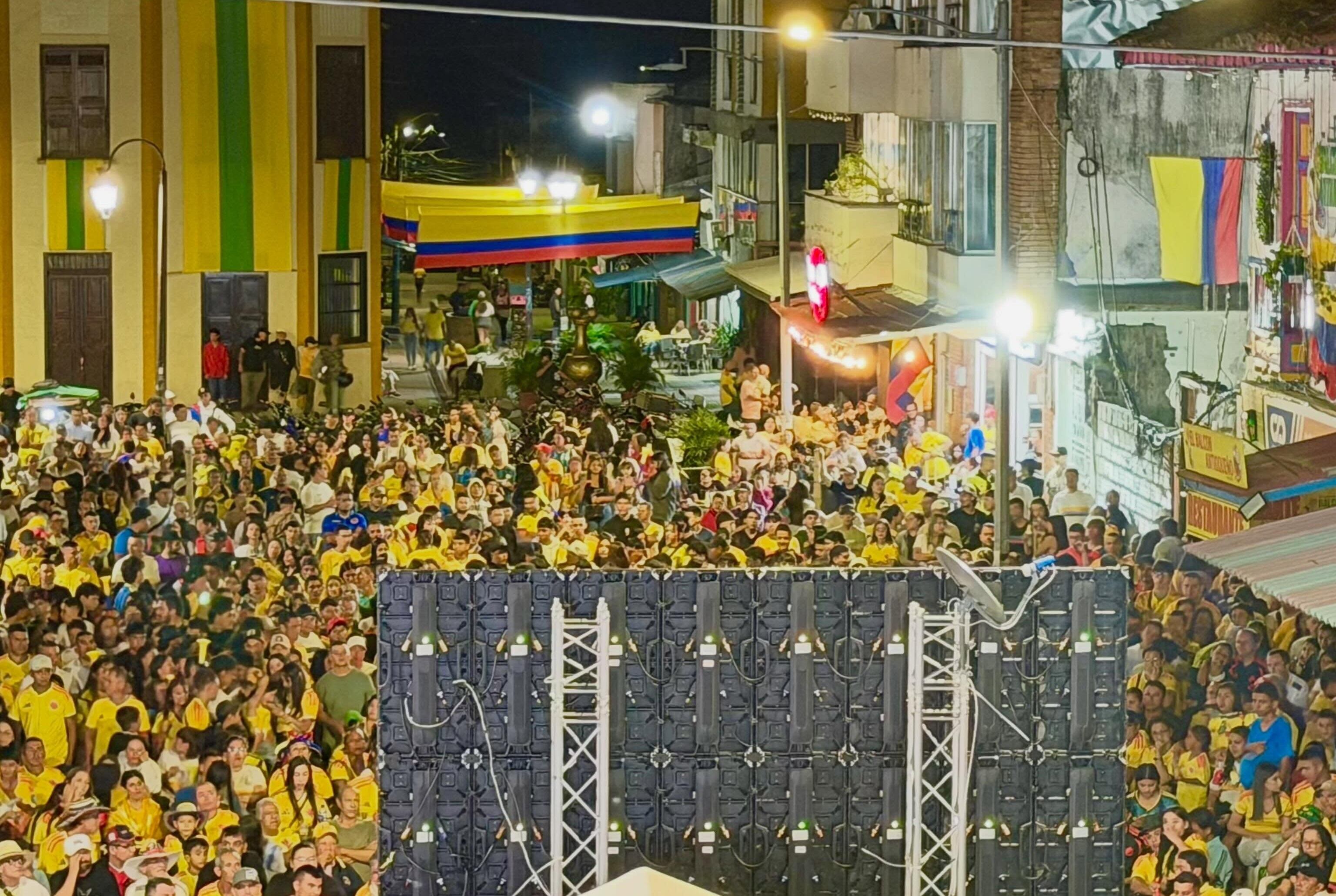 Las plazas y parques de los municipios del Quindío disfrutan de los partidos de Colombia en el mundial, en la foto plazas de Quimbaya Foto: Cortesía alcaldía de Quimbaya