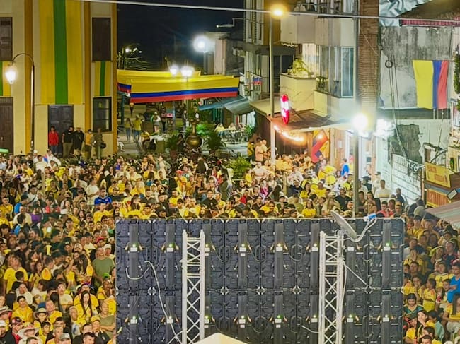 Las plazas y parques de los municipios del Quindío disfrutan de los partidos de Colombia en el mundial, en la foto plazas de Quimbaya Foto: Cortesía alcaldía de Quimbaya