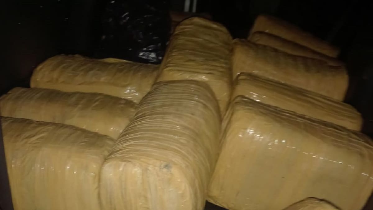 Huyeron de la Policía dejando atrás un gran alijo de droga