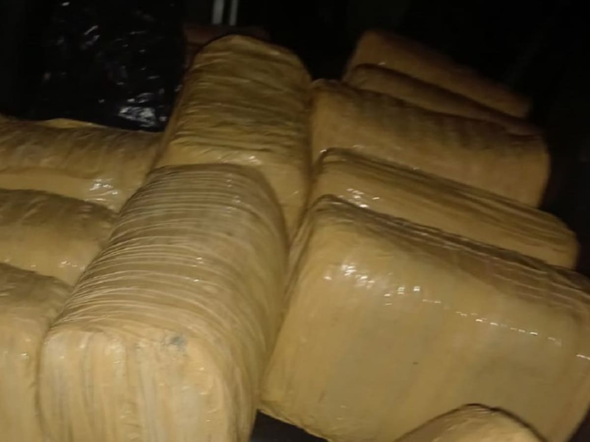 Huyeron de la Policía dejando atrás un gran alijo de droga