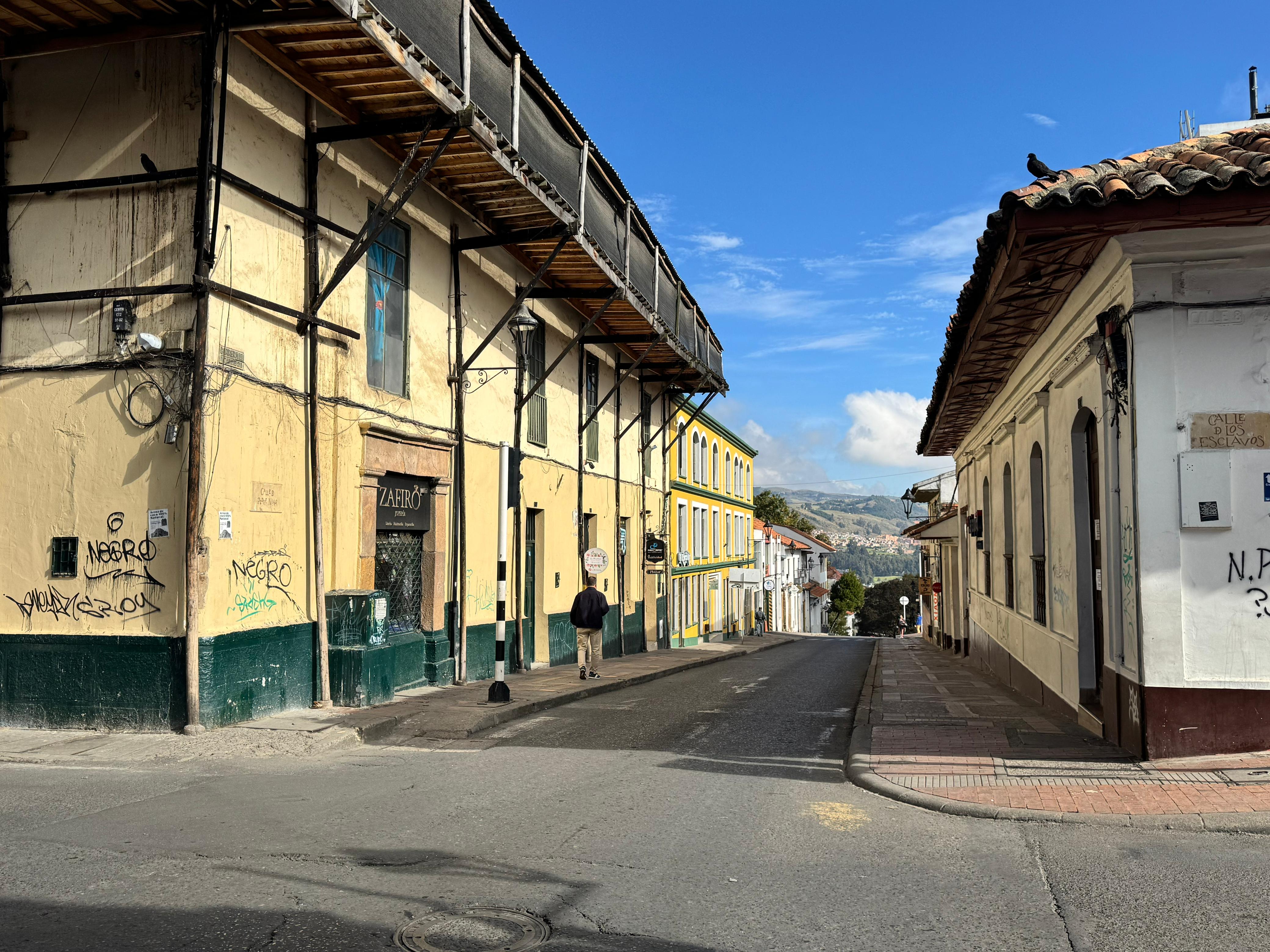 Esta es la carrera 11 en el Centro Histórico, por la que no pueden transitar carros ni motos. Foto | Caracol Radio