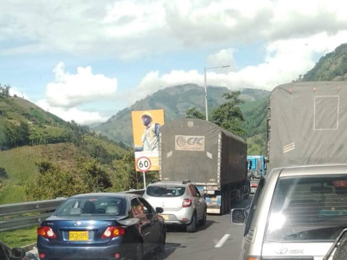 Persisten los problemas de movilidad en la vía hacía el Alto de la Línea