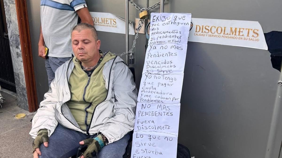 Paciente se encadena en dispensario de Santa Rosa de Cabal, Risaralda, por falta de medicamentos