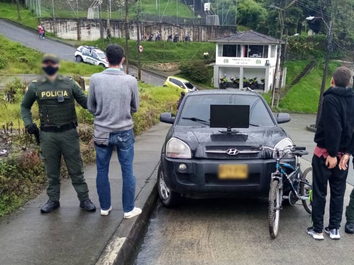A través del Circuito Cerrado de Televisión los capturaron por hurto