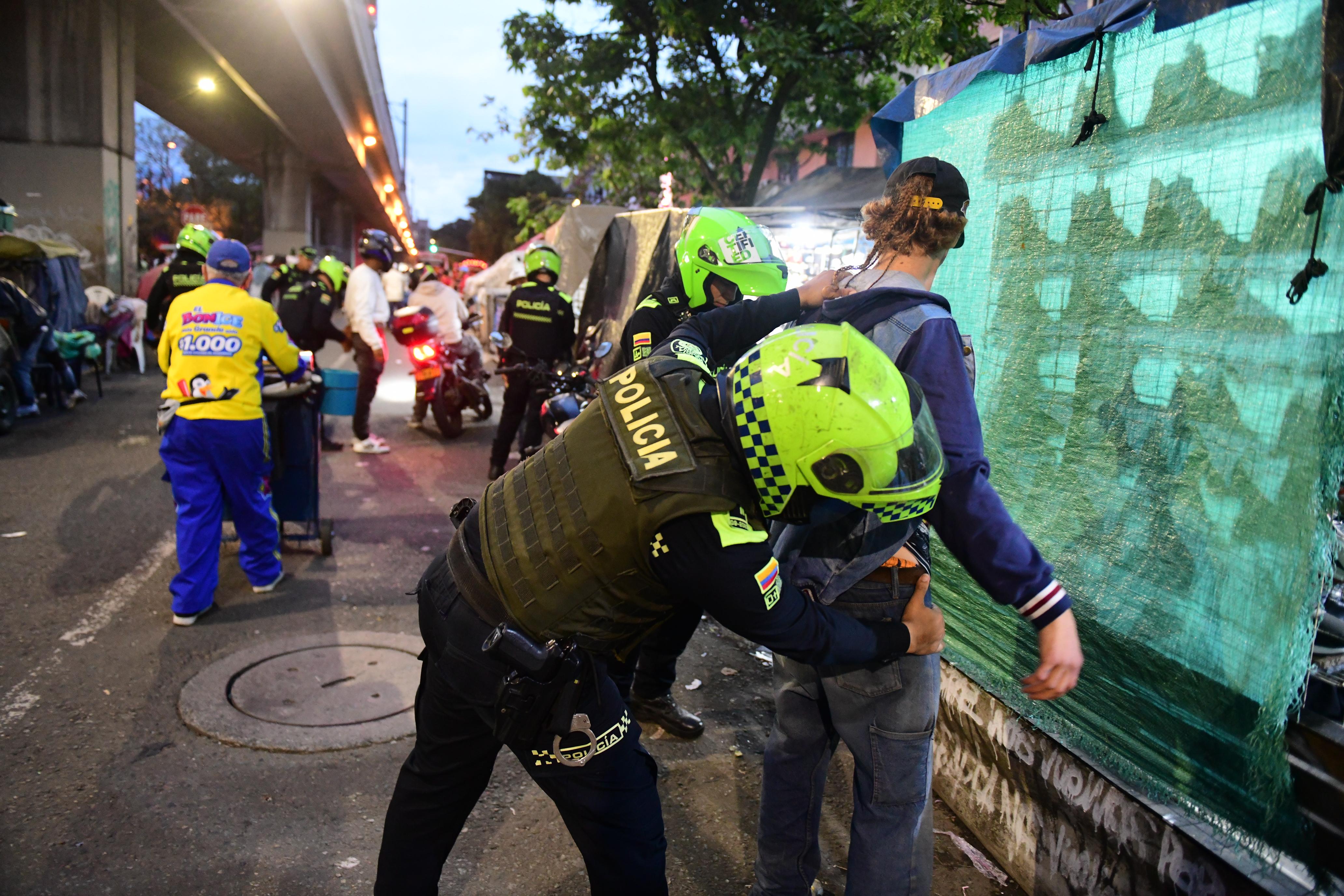 Policía Metropolitana realizó intervención integral para garantizar la convivencia en el centro de Medellín. Foto: Meval