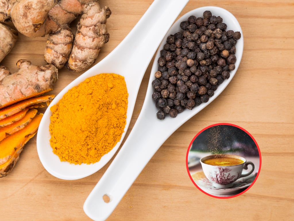 Cucharas de cúrcuma y pimienta negra y de fondo una taza de té (Fotos vía Getty Images)