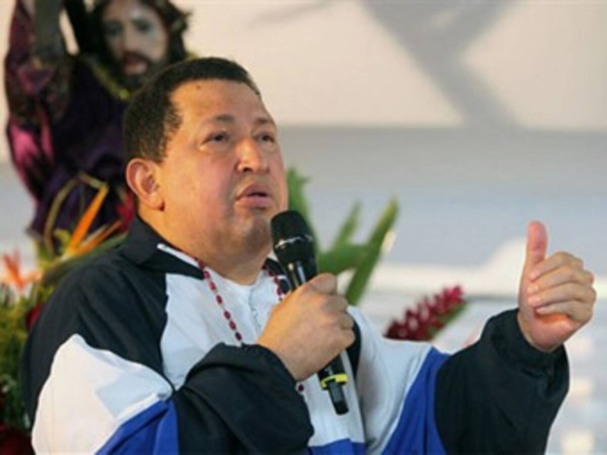 Raúl Castro recibió a Chávez en La Habana para continuar con sus radioterapias