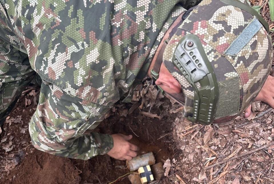 Ubicadas las cargas, las unidades militares especializadas en manejo de explosivos acordonaron el área cumpliendo los protocolos establecidos. Crédito: Ejército Nacional