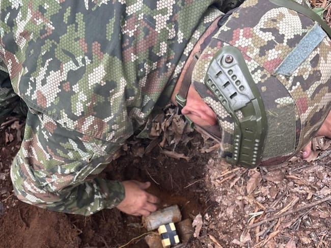 Ubicadas las cargas, las unidades militares especializadas en manejo de explosivos acordonaron el área cumpliendo los protocolos establecidos. Crédito: Ejército Nacional