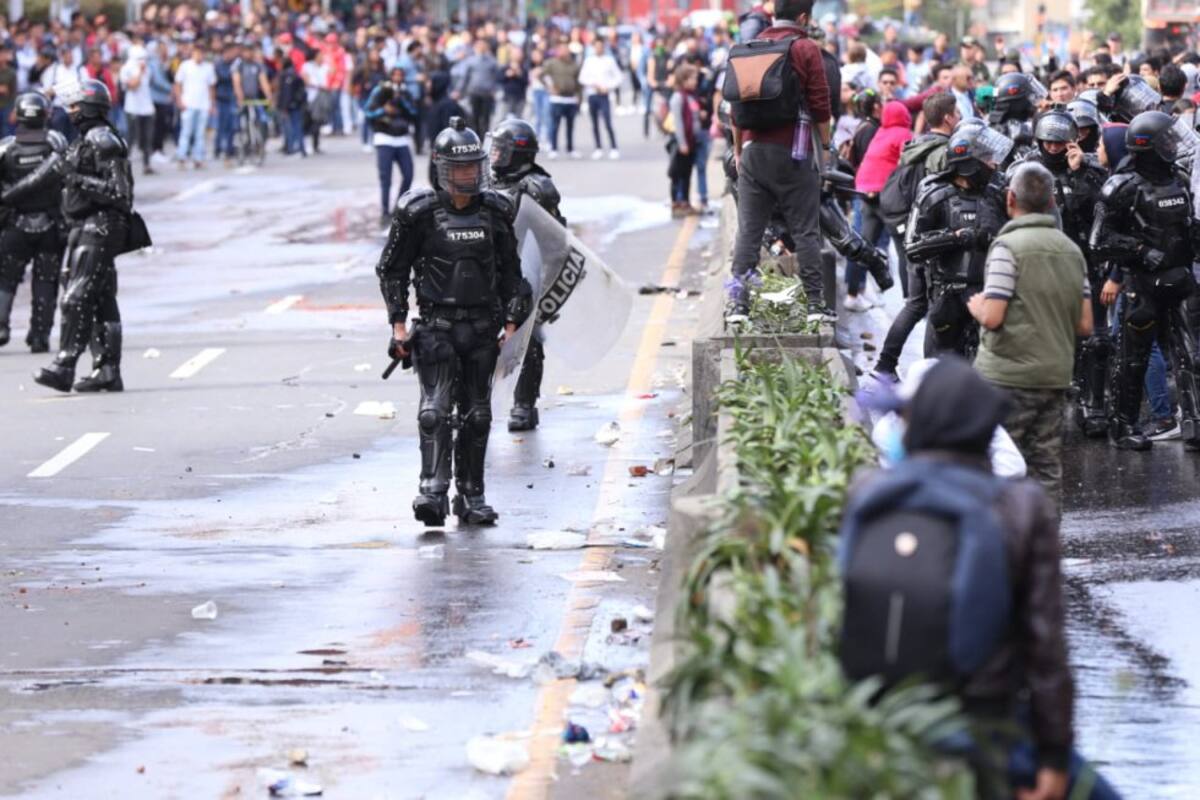 El ESMAD dispersa a los manifestantes.