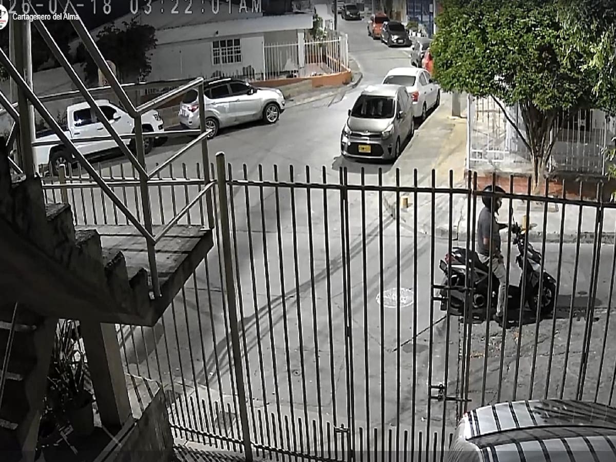 En el barrio Chipre delincuentes hurtaron un vehículo: quedaron grabados en video