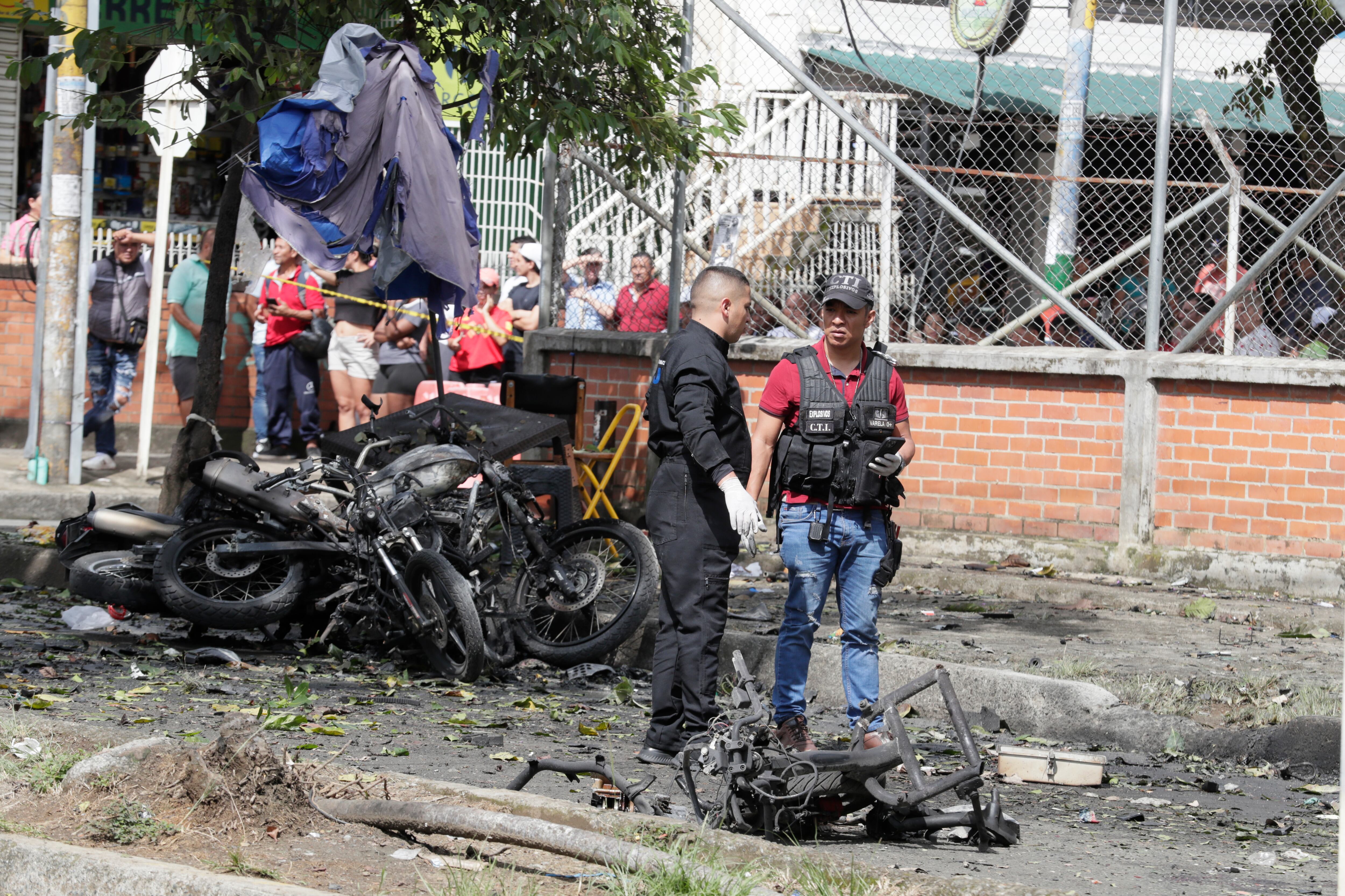 AME4770. CALI (COLOMBIA), 10/06/2025.- Peritos forenses trabajan en los alrededores de la estación de policía del barrio Meléndez donde ocurrió un atentado este martes, al sur de Cali (Colombia). Al menos una persona muerta y varias heridas dejaron sendas explosiones de bombas dirigidas contra puestos policiales en la ciudad colombiana de Cali, capital del departamento de Valle del Cauca (suroeste), informaron las autoridades. EFE/ Carlos Ortega