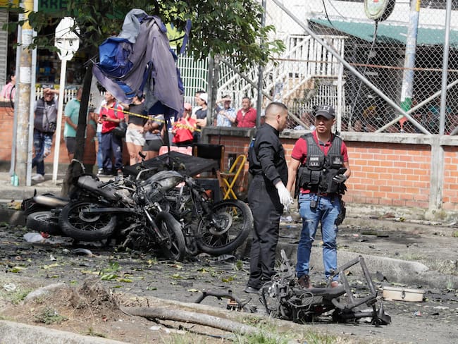 AME4770. CALI (COLOMBIA), 10/06/2025.- Peritos forenses trabajan en los alrededores de la estación de policía del barrio Meléndez donde ocurrió un atentado este martes, al sur de Cali (Colombia). Al menos una persona muerta y varias heridas dejaron sendas explosiones de bombas dirigidas contra puestos policiales en la ciudad colombiana de Cali, capital del departamento de Valle del Cauca (suroeste), informaron las autoridades. EFE/ Carlos Ortega