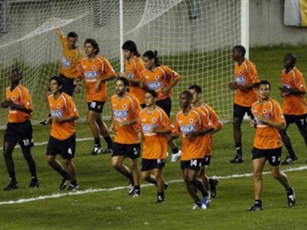 Colombia trabajó la pelota quieta en práctica donde asistieron 35 niños