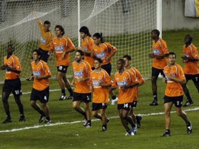 Colombia trabajó la pelota quieta en práctica donde asistieron 35 niños