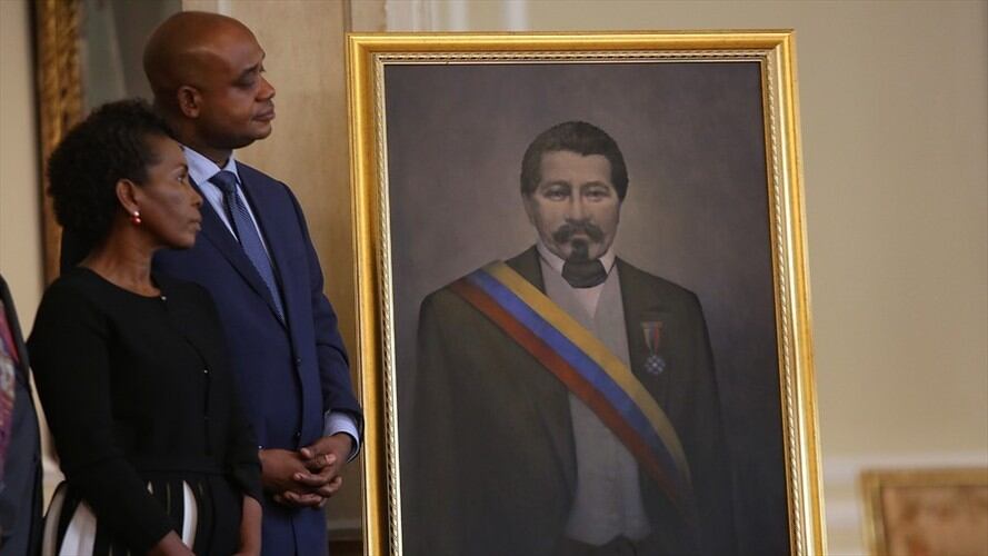 El presidente Juan Manuel Santos develó un cuadro de Juan José Nieto Gil. Foto: Colprensa