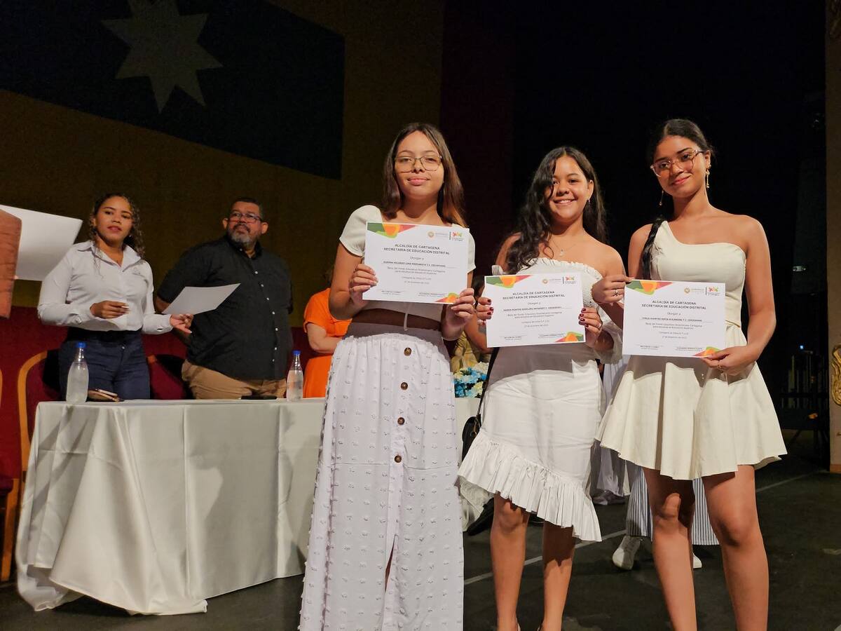 Egresados de colegios oficiales en Cartagena recibieron becas para educación superior