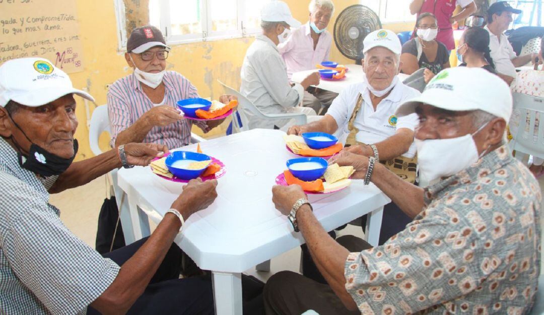 Los alimentos serán administrados y suministrados por los Centros de Vida (CV) y Grupos Organizados (GO).