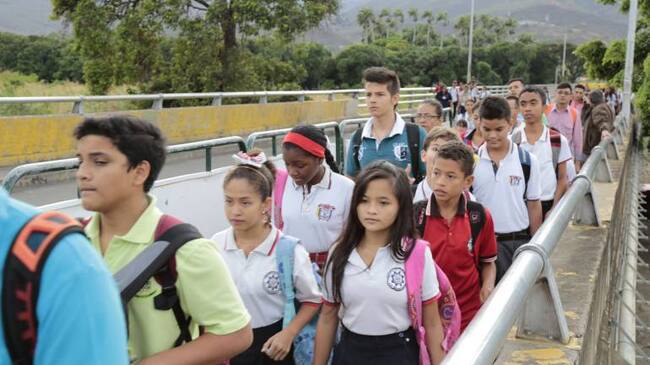 Estudiantes cruzando la frontera